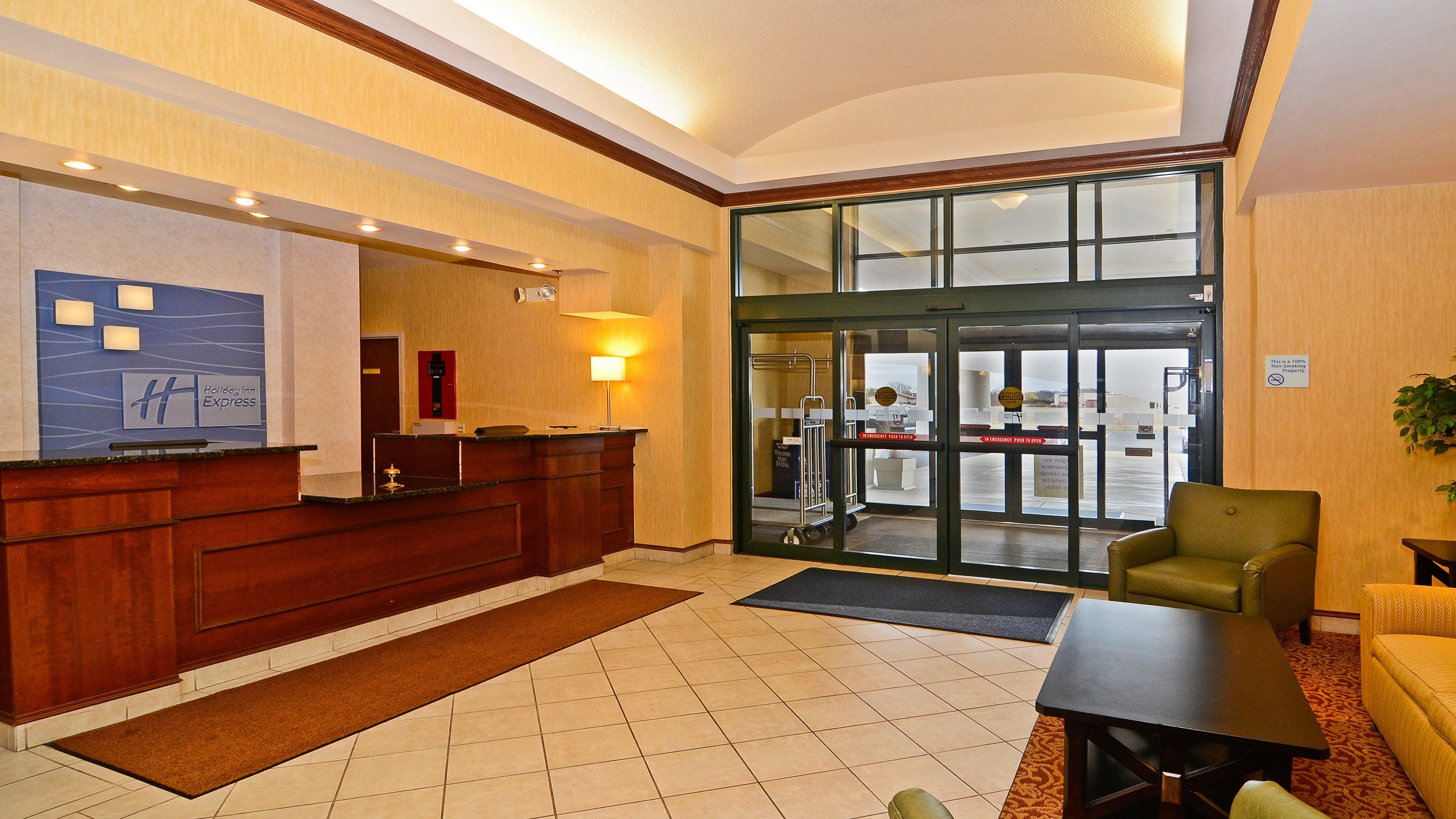 Holiday Inn Express Hotel & Suites Fort Atkinson, An Ihg Hotel Exterior photo